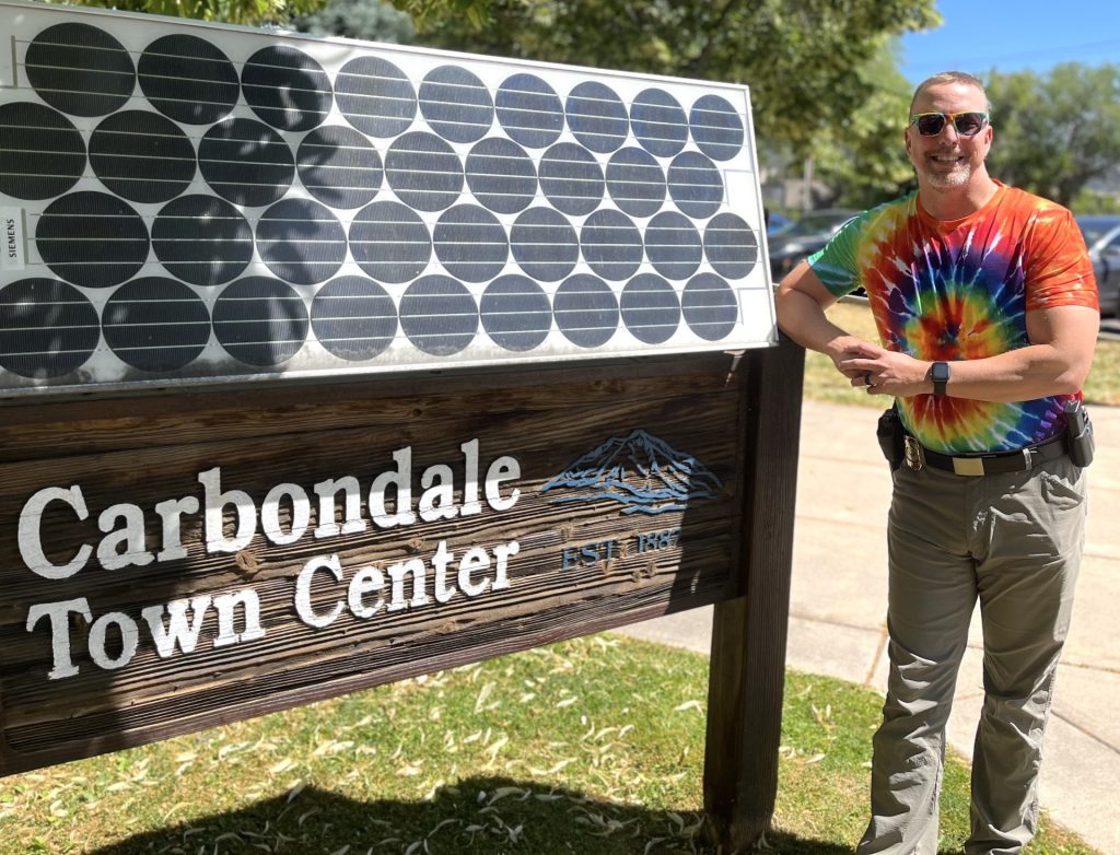 Carbondale Police carry on decades-old tie-dye tradition at Mountain Fair - Vimarsana News
